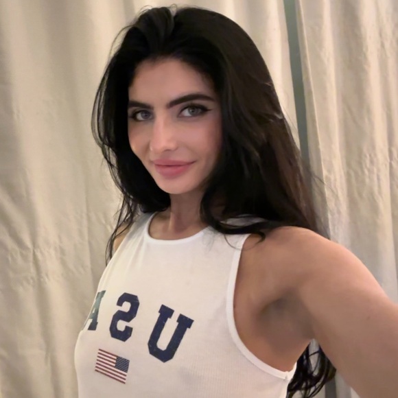 Meet your Posher, Chloe - Picture 3 of 4